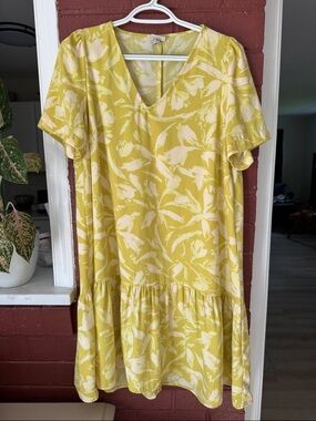 a new day Chartreuse and Cream Floral V-Neck Drop Waist Mini Dress Small